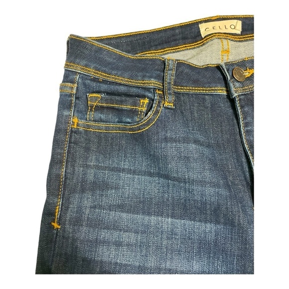 MS. CELLO PLUS
SIZE MID-RISE
FRAYED HEM CROP
SKINNY DENIM Size 7 - Picture 6 of 12